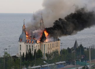 Un edificio de la Academia de Derecho de Odessa está en llamas después de un ataque con misiles rusos en Odessa, Ucrania, el lunes 29 de abril de 2024. (Foto AP/Victor Sajenko)