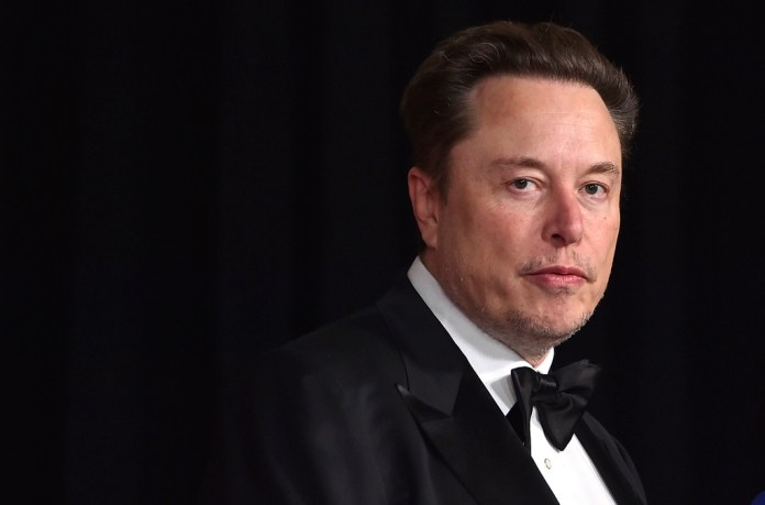 Elon Musk llega a la 10ma Ceremonia de Premiación Breakthrough, el 13 de abril de 2024, en Los Ángeles. (Foto de Jordan Strauss/Invision/AP Archivo)