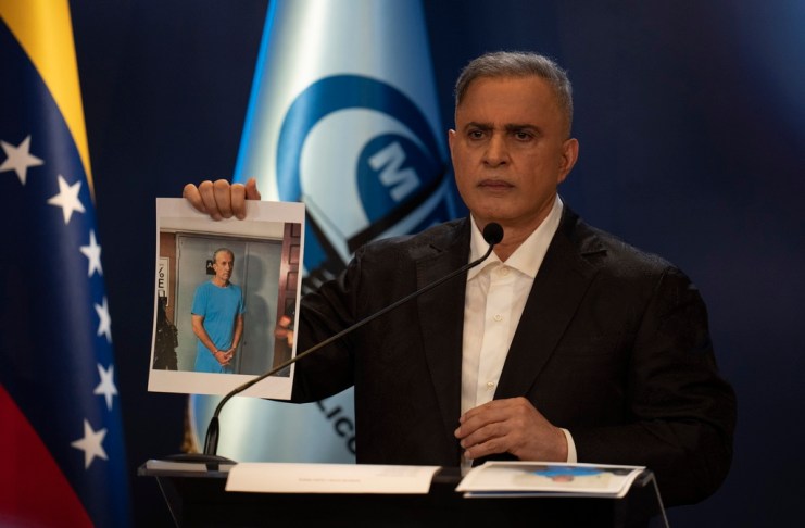 El fiscal general venezolano Tarek William Saab muestra una fotografía de Tareck El Aissami, exministro del Petróleo que se encuentra arrestado, durante una conferencia de prensa el lunes 29 de abril de 2024, en Caracas, Venezuela. (AP Foto/Ariana Cubillos)
