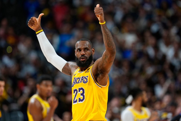 El alero de Los Angeles Lakers, LeBron James, hace un gesto para pedir una llamada en la segunda mitad del Juego 5 de una serie de playoffs de primera ronda de baloncesto de la NBA contra los Denver Nuggets el lunes 29 de abril de 2024 en Denver. (Foto AP/David Zalubowski)
