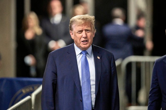 El expresidente estadounidense Donald Trump afuera del tribunal en Manhattan el 26 de abril de 2024. (Curtis Means/DailyMail.com via AP)