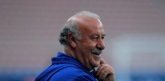 ARCHIVO - En esta foto del 16 de junio de 2026, el entonces técnico de España Vicente del Bosque sonríe durante un entrenamiento de España en Niza, Francia. (AP Foto/Manu Fernández)