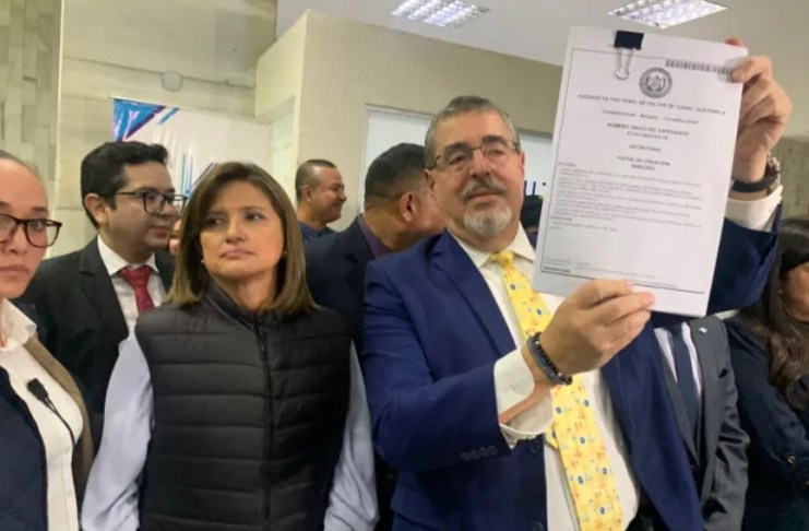 El presidente Bernardo Arévalo y la vicepresidenta Karin Herrera presentaron un amparo ante la CSJ. Foto: Diego España/La Hora