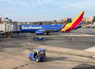 Un Boeing 737 de Southwest Airlines se encuentra en una puerta del Aeropuerto Nacional Reagan (DCA) de Washington en Arlington, Virginia, el 31 de marzo de 2024. (Foto de Daniel SLIM / AFP)