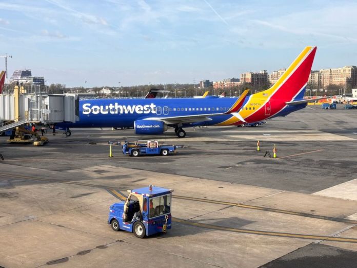 Un Boeing 737 de Southwest Airlines se encuentra en una puerta del Aeropuerto Nacional Reagan (DCA) de Washington en Arlington, Virginia, el 31 de marzo de 2024. (Foto de Daniel SLIM / AFP)