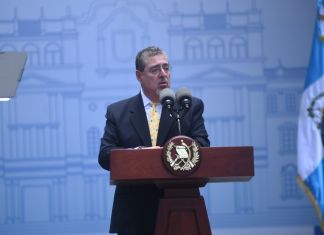 El presidente Bernardo Arévalo en la presentación de su informe de 100 días de gobierno, donde anunció que se rebajará el 25% de su "salario líquido". Foto: La Hora / Fabricio Alonzo.