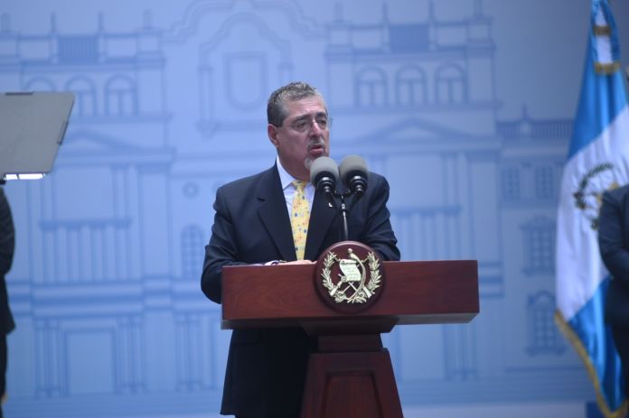 El presidente Bernardo Arévalo en la presentación de su informe de 100 días de gobierno, donde anunció que se rebajará el 25% de su 