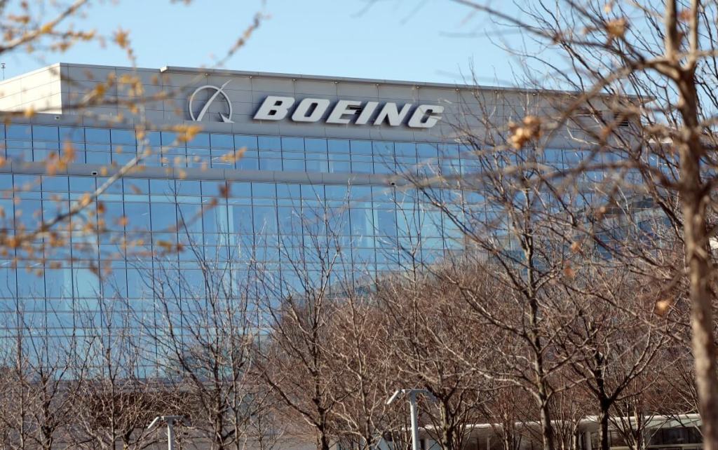 El exterior de la sede de la Compañía Boeing se ve el 25 de marzo de 2024 en Arlington, Virginia. (Foto de Kevin Dietsch / GETTY IMAGES NORTEAMÉRICA / Getty Images vía AFP)
