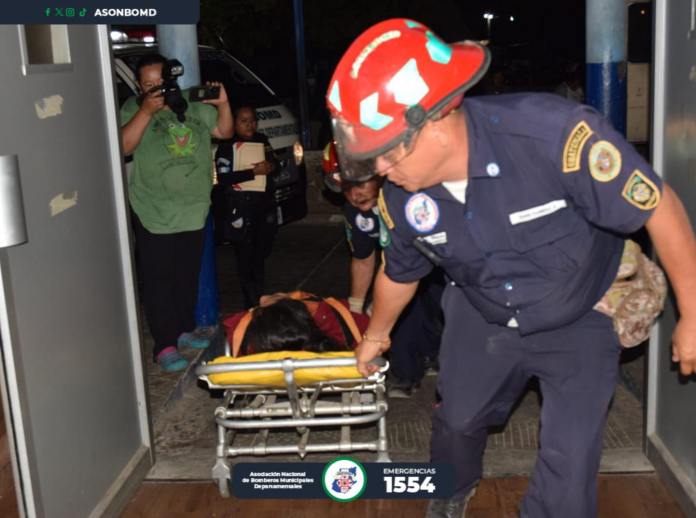 Los Bomberos Municipales Departamentales trasladaron a 10 personas que resultaron heridas. 