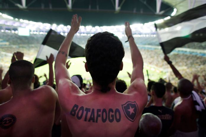 Hinchas de Botafogo durante un partido de la Copa Libertadores, el 2 de abril de 2014, en el estadio Maracaná en Río de Janeiro. (AP Foto/Leo Correa)