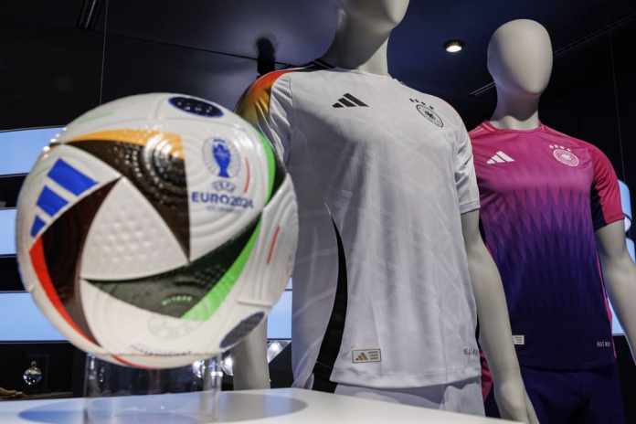 ARCHIVO - Las camisetas que la selección de Alemania lucirá en la Eurocopa 2024 son exhibidas en la sede de Adidas en Herzogenaurach, Alemania, el jueves 14 de marzo de 2024. Foto: Daniel Karmann-AP/La Hora