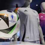 ARCHIVO - Las camisetas que la selección de Alemania lucirá en la Eurocopa 2024 son exhibidas en la sede de Adidas en Herzogenaurach, Alemania, el jueves 14 de marzo de 2024. Foto: Daniel Karmann-AP/La Hora
