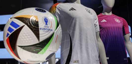 ARCHIVO - Las camisetas que la selección de Alemania lucirá en la Eurocopa 2024 son exhibidas en la sede de Adidas en Herzogenaurach, Alemania, el jueves 14 de marzo de 2024. Foto: Daniel Karmann-AP/La Hora