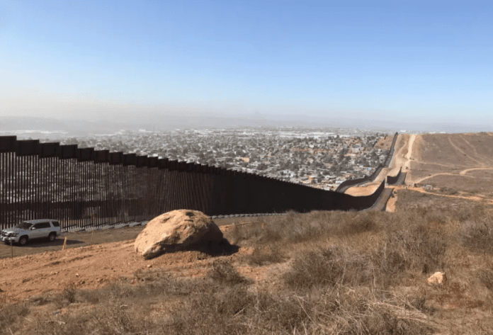 El muro fronterizo entre EE.UU. y México tiene un aproximado de 9 metros de altura. Foto: CBP/La Hora