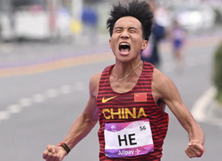 El atleta chino He Jie se impone en la maratón de los Juegos Asiáticos, en Hangzhou, China, el 5 de octubre de 2023 © William West / AFP/Archivos