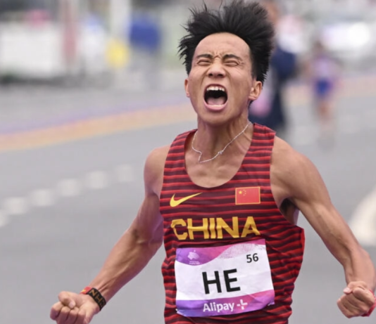 El atleta chino He Jie se impone en la maratón de los Juegos Asiáticos, en Hangzhou, China, el 5 de octubre de 2023 © William West / AFP/Archivos