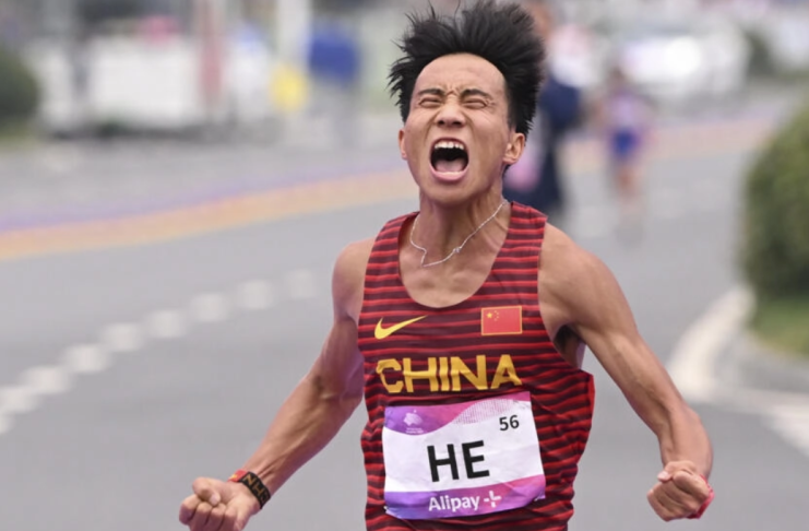 El atleta chino He Jie se impone en la maratón de los Juegos Asiáticos, en Hangzhou, China, el 5 de octubre de 2023 © William West / AFP/Archivos