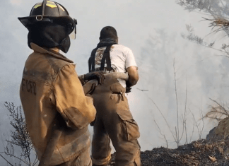 Los bomberos se encuentran trabajando para apagar el fuego. (Foto: Bomberos Voluntarios)