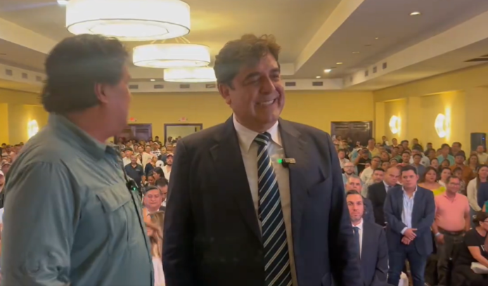 El empresario Carlos Pineda participó en la asamblea de un nuevo partido político en formación. (Foto: captura de video)
