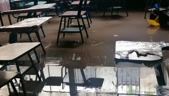 Las lluvias provocan primeros daÃ±os en una escuela. (Foto: Conred)