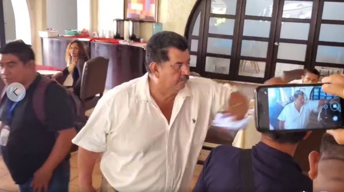 Diputado del partido VAMOS, Oswaldo Rasales, agrede a periodista en Mazatenango. Foto: Captura de pantalla video Facebook Revista Coyuntura Suchitepéquez.