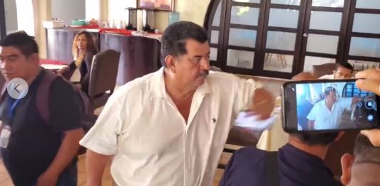 Diputado del partido VAMOS, Oswaldo Rasales, agrede a periodista en Mazatenango. Foto: Captura de pantalla video Facebook Revista Coyuntura Suchitepéquez.