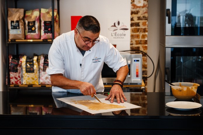 El pastelero francés y director creativo de la chocolatería Valrhona, Frederic Bau, prepara un chocolate "rubio". (Foto de Dimitar DILKOFF / AFP)