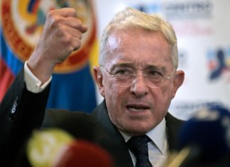 El ex presidente colombiano (2002-2010) Álvaro Uribe hace gestos mientras habla durante una conferencia de prensa después de testificar sobre una masacre de 1997 en la Fiscalía General de Bogotá, el 27 de noviembre de 2023. (Foto de Juan BARRETO/AFP)