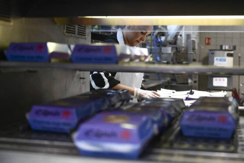 Un empleado trabaja el 30 de noviembre de 2022 en la cocina del restaurante de comida rápida "Apres M" del popular barrio de Saint-Barthelemy de Marsella. (Foto de Christophe SIMON / AFP)