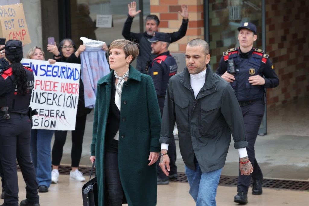 Dani Alves salió de la cárcel en Barcelona el 25 de marzo de 2024 después de pagar la fianza de un millón de euros fijada por un tribunal de Barcelona para garantizar su liberación en espera de apelación. (Foto de LLUIS GENE / AFP)