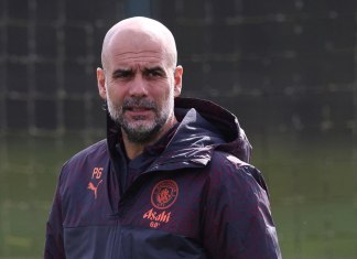 El tranquilo Ancelotti y el efusivo Guardiola, dos estilos frente a frente en el Bernabéu. (Foto de Darren Staples/AFP)