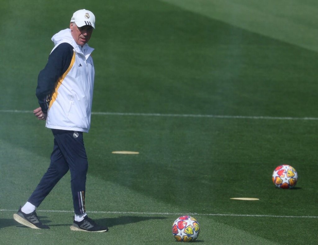 El entrenador italiano del Real Madrid, Carlo Ancelotti, dirige una sesión de entrenamiento en vísperas del partido de ida de los cuartos de final de la Liga de Campeones de la UEFA. (Foto por PIERRE-PHILIPPE MARCOU / AFP)