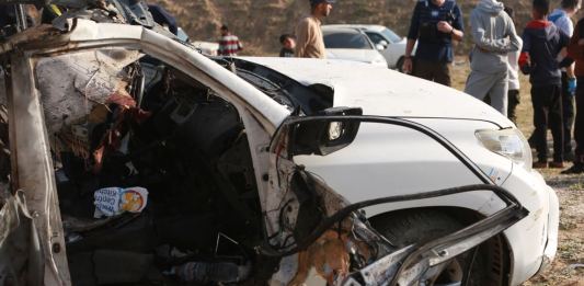 La gente se reúne alrededor de la carcasa de un automóvil utilizado por el grupo de ayuda estadounidense World Central Kitchen, que fue alcanzado por un ataque israelí el día anterior en Deir al-Balah, en el centro de la Franja de Gaza. (Foto de AFP)