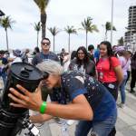 Una astrónoma aficionada prepara su telescopio el día antes de un eclipse solar en Mazatlán, México, el domingo 7 de abril de 2024. (AP Foto/Fernando Llano)
