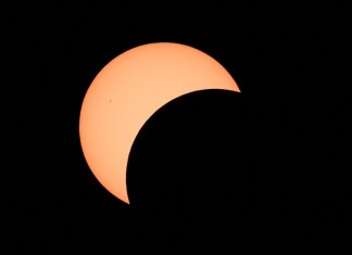 Las primeras etapas de un eclipse solar total muestran la luna cruzando frente al sol en Bloomington, Indiana, el 8 de abril de 2024. (Foto de JOSH EDELSON / AFP)