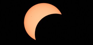 Las primeras etapas de un eclipse solar total muestran la luna cruzando frente al sol en Bloomington, Indiana, el 8 de abril de 2024. (Foto de JOSH EDELSON / AFP)