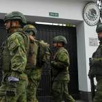 Soldados vigilan afuera de la embajada de México en Quito el 5 de abril de 2024. Foto de Rodrigo BUENDÍA / AFP