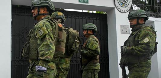 Soldados vigilan afuera de la embajada de México en Quito el 5 de abril de 2024. Foto de Rodrigo BUENDÍA / AFP