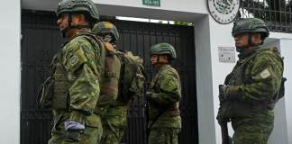 Soldados vigilan afuera de la embajada de México en Quito el 5 de abril de 2024. Foto de Rodrigo BUENDÍA / AFP