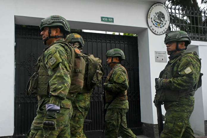 Soldados vigilan afuera de la embajada de México en Quito el 5 de abril de 2024. Foto de Rodrigo BUENDÍA / AFP