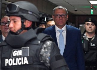 El vicepresidente ecuatoriano, Jorge Glas (centro), es acompañado de regreso a la sala del tribunal junto a su abogado Eduardo Franco Loor. (Foto de Juan Ruiz/AFP)