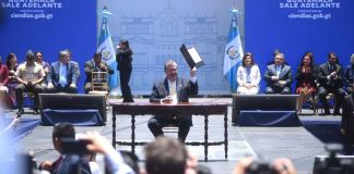 El presidente, Bernardo Arévalo, firma de manera pública la carta con la cual solicitó la reducción de su salario.