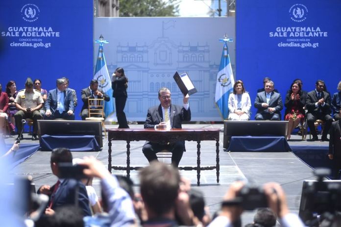 El presidente, Bernardo Arévalo, firma de manera pública la carta con la cual solicitó la reducción de su salario. 