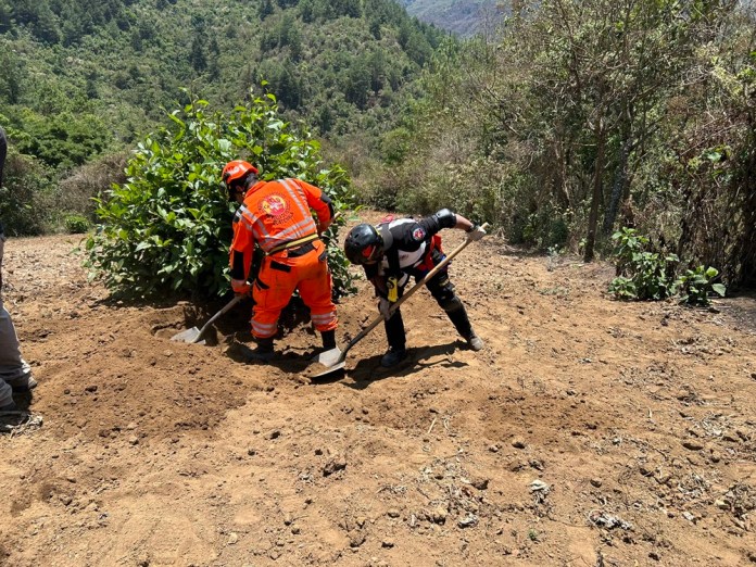 En un área boscosa de San Andrés Itzapa, los bomberos buscaron pistas sobre el paradero de Eldin Choc. Foto: CVB/La Hora