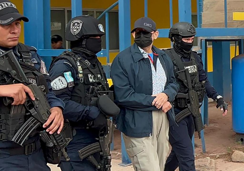 Cosenza es trasladado al aeropuerto internacional de Palmerola para su extradición a Estados Unidos, donde es solicitado por el Tribunal de Distrito Sur del Estado de Florida. (Foto por Folleto / POLICÍA HONDURAS / AFP)