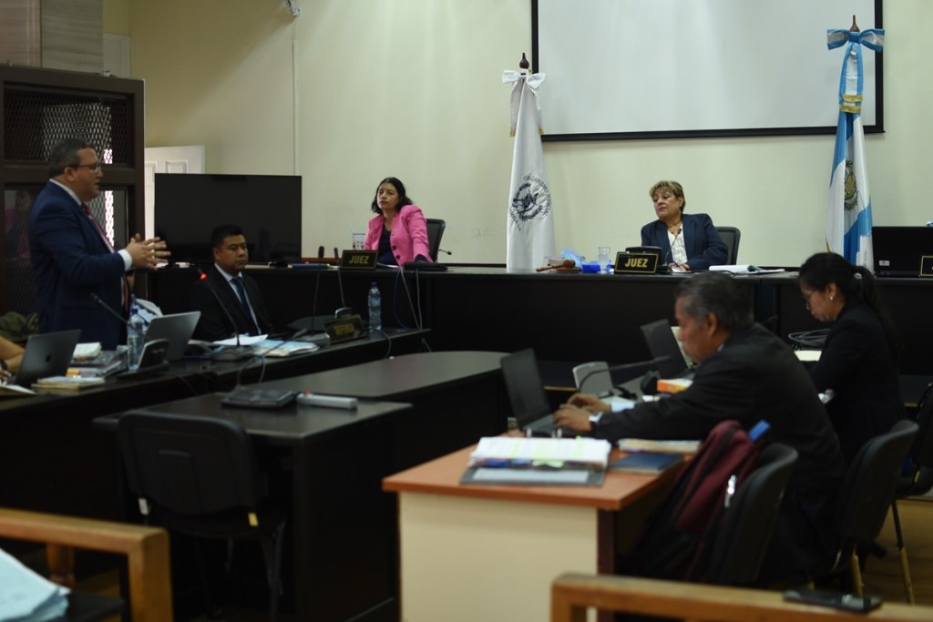 El abogado defensor de Diego Chacón Urrutia, Erick Castillo pide al Tribunal de Mayor Riesgo B, declarar con lugar una acción de actividad procesal defectuosa. Foto: Cristobal Veliz/La Hora