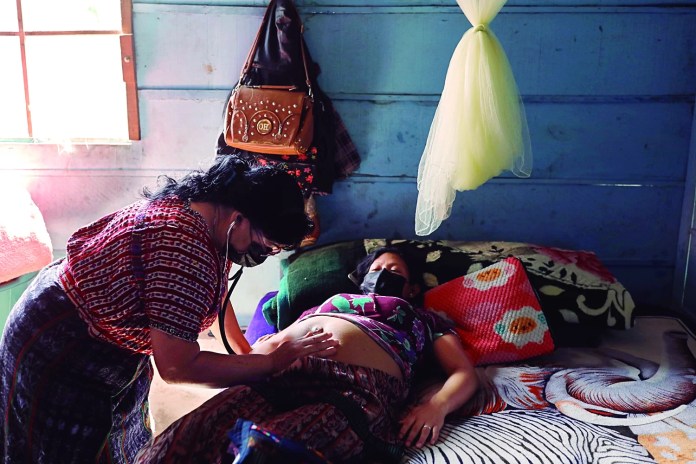 Comadronas podrán informar al Registro Nacional de las Personas (Renap) sobre los partos que asistan, por medio de una aplicación desde el teléfono celular. Foto: DCA
