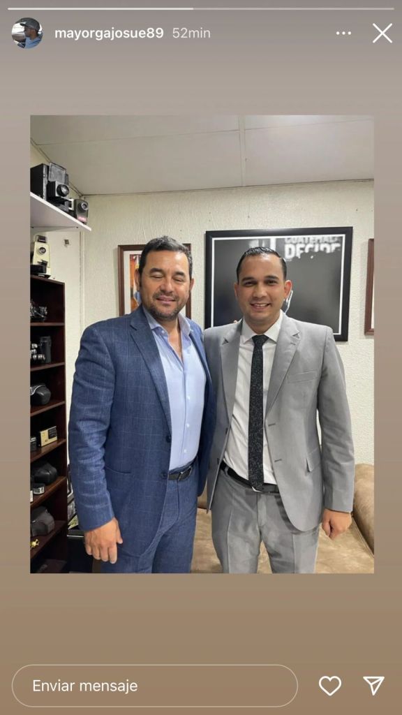 El abogado Jonathan Josué Mayorga, busca ser el relator titular contra la Tortura, posa con el expresidente Jimmy Morales. Foto: X