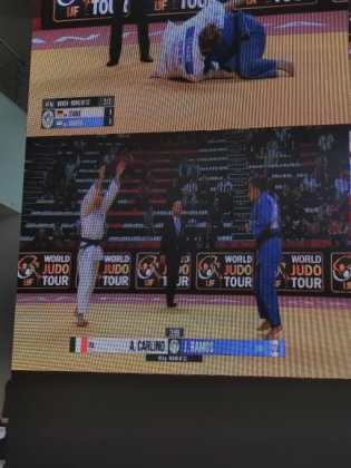 La judoka Solís aprovechó a tomar una fotografía de la pantalla, cuando su compatriota, José Ramos, subió al tatami. Foto: Jacqueline Solís/La Hora
