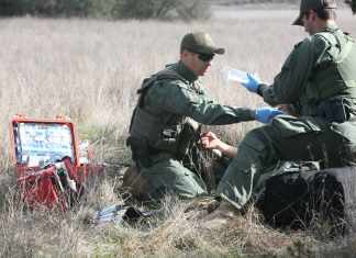 Agentes de la Patrulla Fronteriza de Estados Unidos brindan asistencia a un migrante. Foto: CBP/La Hora